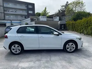 Volkswagen Golf VIII Lim. Life PDC AHK LMF Navi LED Navi 1H Bild 4