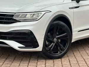 Volkswagen Tiguan 2.0 TDI DSG R-Line Black AHK LED NAVI 19" Bild 3