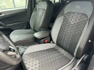 Volkswagen Tiguan 2.0 TDI DSG R-Line Black AHK LED NAVI 19" Bild 4