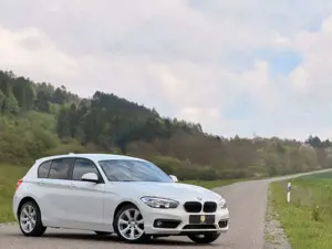 BMW 118 i Advantage/Navi/PDC/SHZ/Alu/M-Lenkrad/Bluet