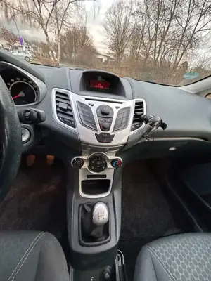 Ford Fiesta 1.25 Trend mit Anhängerkupplung