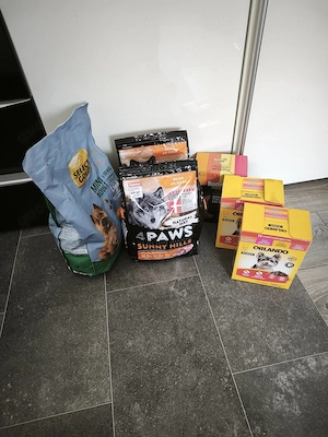 Hundefutter abzugeben 