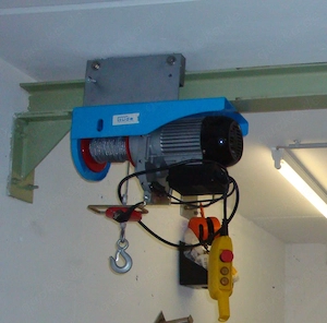 verschiebbarer Elektro-Seilzug mit Stahlträger auf Konsolen