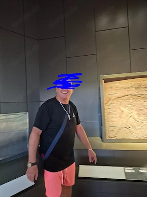 Er sucht eine Massage vom Mann
