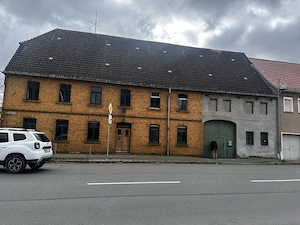 Bauernhaus in Zentrum einer Kleinstadt