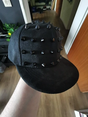 Cap mit Nieten