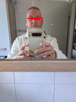 Er sucht eine Massage vom Mann