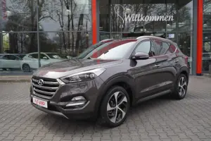 Hyundai TUCSON 2.0 CRDi 4WD LED Navi 4x Sitzheizung PDC AH Bild 2