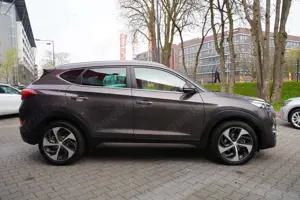 Hyundai TUCSON 2.0 CRDi 4WD LED Navi 4x Sitzheizung PDC AH Bild 5