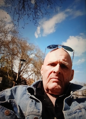 Suche junges Girl für geilen Sex! Kostenlos Wohnen! Lecke gerne am Kitzler! Alle Nationalitäten