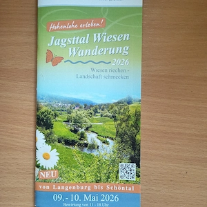 Welche nette Frau ist gern in der Natur unterwegs
