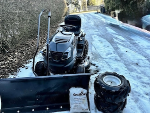 Schneetraktor_ Rasentraktor MTD 19,7PS mit Anhängerkupplung, Schneeschild