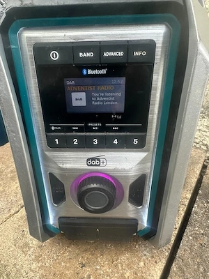 Makita DMR115 - 10,8 12 18 V   DAB+ Baustellenradio mit Bluetooth und Untergehäuse