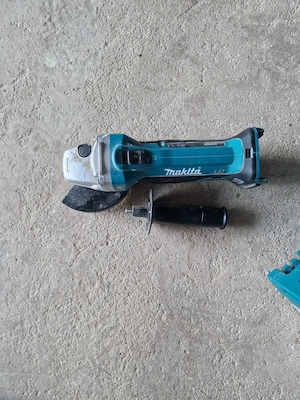 Makita Winkelschleifer 18V DGA452