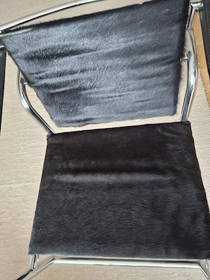 4 Stück Fauteuil á Dossier Basculant (Fell) ehemals LC1von Le CorbusierCassina.de Bild 8