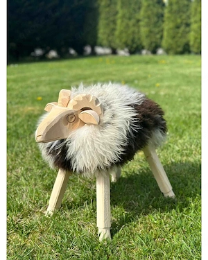 Natürlicher Holzwidder mit Schaffell