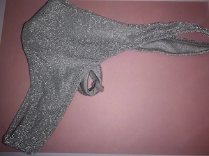 glitzernder Tanga, getragen