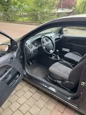Ford Fiesta Black Magic *TÜV NEU+8x BEREIFT+KUPPLUNG NEU* Bild 2