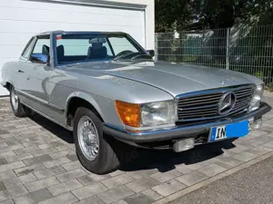Mercedes-Benz SL 350 R107 Oldtimer mit Hard- und Softtop