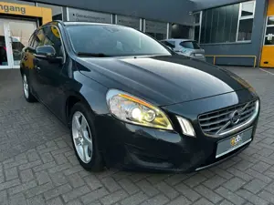 Volvo V60 Kombi Momentum - 8fach,AHK,Sitzhei,RückCAM,