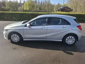 Mercedes-Benz A 180 A 180 (BlueEFFICIENCY) 7G-DCT-Navi-PTS-Sitzheizung