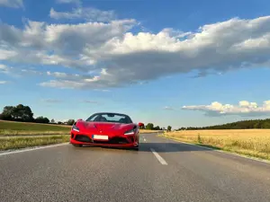 Ferrari F8 Spider Ferrari F8 Spider rosso corsa - Lift, unfallfrei, 1. Hd, Garantie bis 10/27 Bild 2