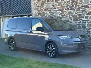 Volkswagen T7 Multivan lang 1.5 TSI Garantie AHK LED Autom.