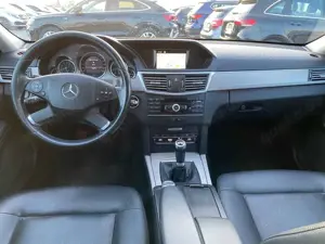 Mercedes-Benz E 220 E 220 CDI E T-Modell/AVANTGARDE/LEDER/NAVI Bild 3