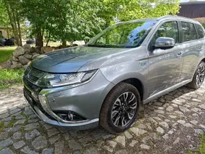 Mitsubishi Outlander PHEV - TOP