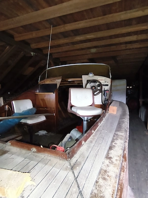 Sehr seltenes Oldtimer Mahagoni Gleiter mit Außenboard Motor. 