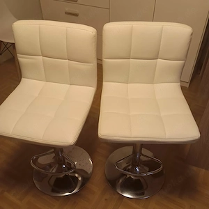 2 weiß Stühle,sehr gute Zustand 