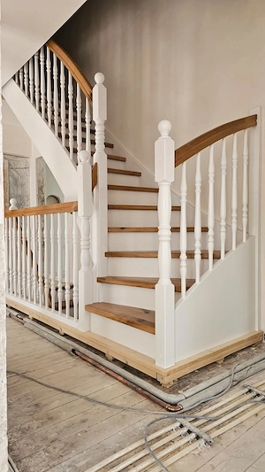 Holztreppe > Wangentreppe > Landhausstil > Treppen aus Polen > TOP
