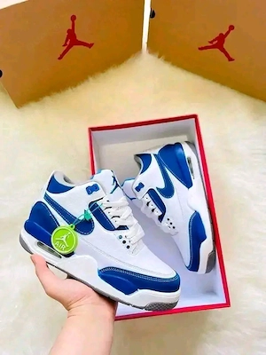 Nike Air Jordan Sneaker   Neu   Weiß Blau   Sehr stylisch 