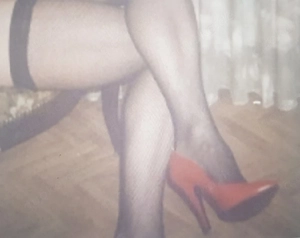 Sehr devoter, kleinschwänziger High Heelsträger sucht Herren