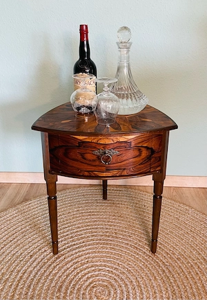 Antiker Barock- Stil- Beistelltisch   Wallnussfurnier    Vintage-Charme, zeitloses Design.