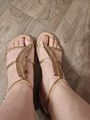 Goldene Riemchen-Sandalen   Edel, getragen & mit Charakter