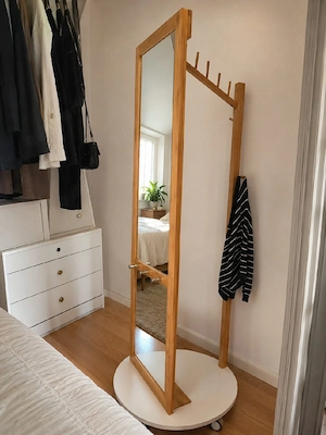 Spiegel auf Rollen mit Garderobe