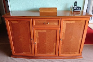 Schöne hochwertige klassische Kommode aus massiven Holz