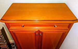 Schöner edler hochwertiger zweitüriger Schrank mit Schublade