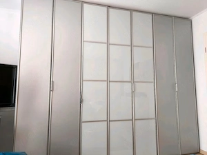 Großer Holz-Kleiderschrank 4-türig Grau Silber viel Stauraum
