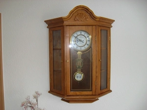 Wanduhr  mit Pendel 
