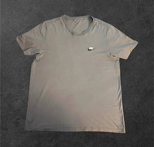 Klassisches Nike T-Shirt in Grau - sportlich & elegant Grösse L