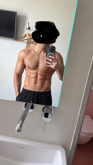 Attraktiver Mann mit einem 23 cm langen Penis Und auf der Suche nach Frauen zum Spaß
