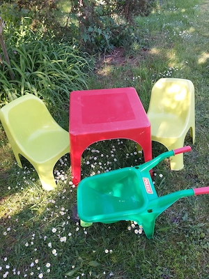 Kindertisch mit 2 Stühlen sowie einer stabilen Schubkarre,gut erhalten