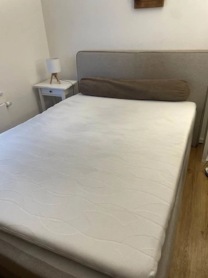 Boxsprinbett, Nachttisch, Lampe