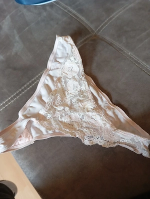 Slip Spitze rosa getragen String 