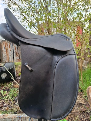 Wintec Dressursattel Sattel 16,5 Zoll rotes Kopfeisen 