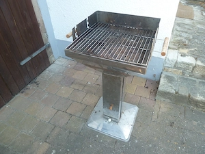 Großer Säulengrill * Kamingrill * 48 x 48 cm * Holzkohle Grill 