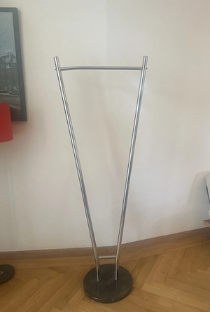 Platzsparende Garderobe abzugeben. Verchromt mit Steinsockel.