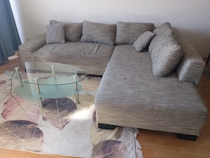 Ecksofa und Couchtisch 